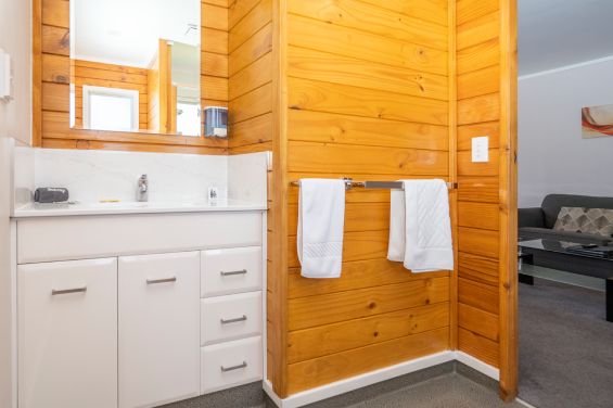 Deluxe Studio bathroom